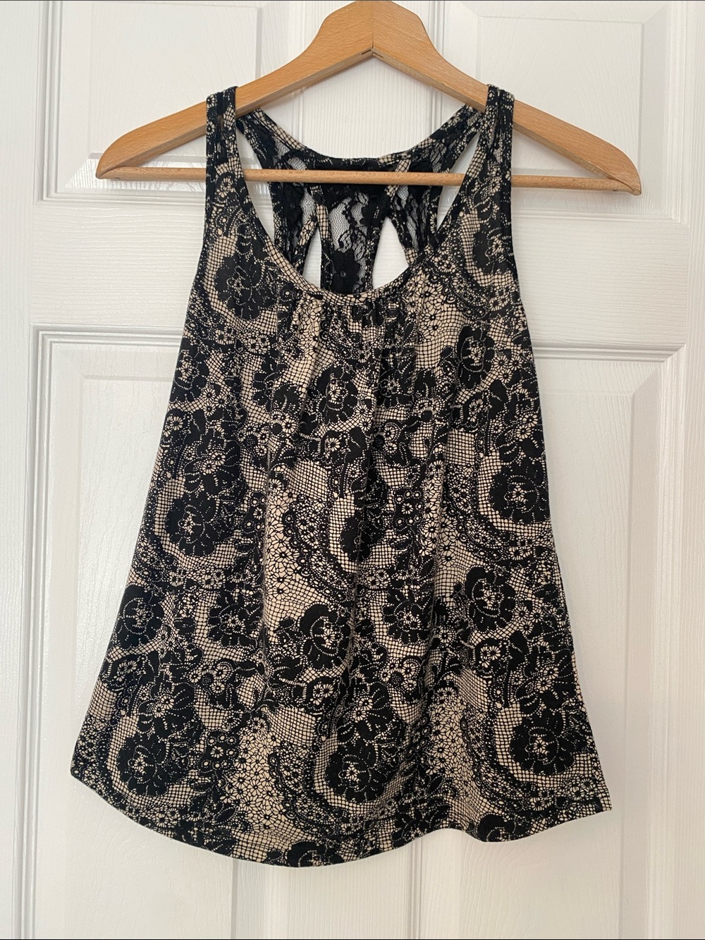 Charlotte Russe Women’s Black and Cream Floral Black Racerback Tank Size Small